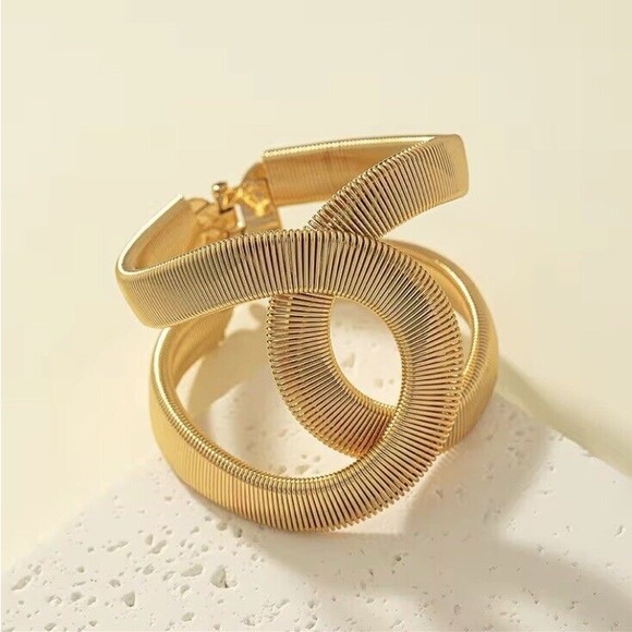 New Wide Cuff Gold Tone Bangle Bracelet Snake Design Oval Hinged Woman’s - Picture 3 of 4